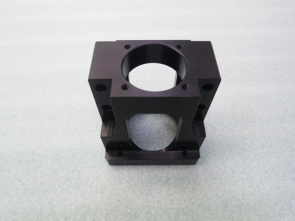 切削加工A5052バルブ用ボディ黒アルマイト